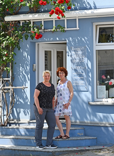 Die Inhaberinnen Katrin Rehfeld und Doreen Stolzke vor dem Ladengeschäft in Bergen auf Rügen
