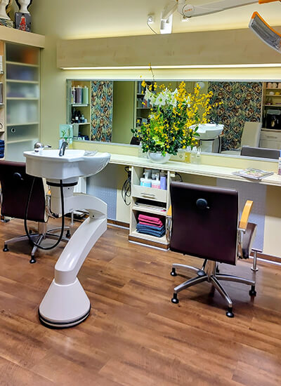 Die Räumlichkeiten bei Friseurmeisterin Katrin Rehfeld vor dem Ladengeschäft in Bergen auf Rügen