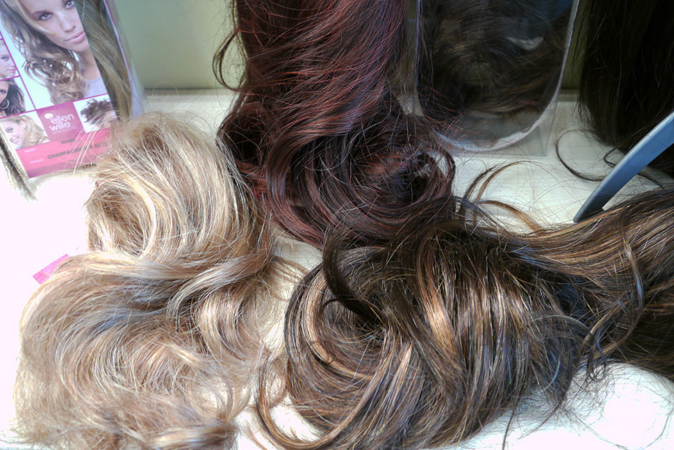 Langhaar-Perücken mit seidigen Wellen und einem professionellem Haarschnitt