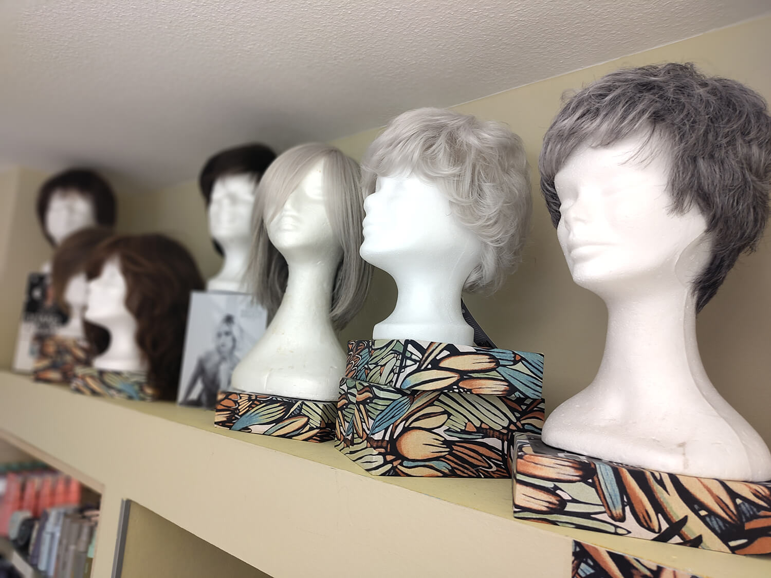 Perücken in grau und platinblond Farbtönen